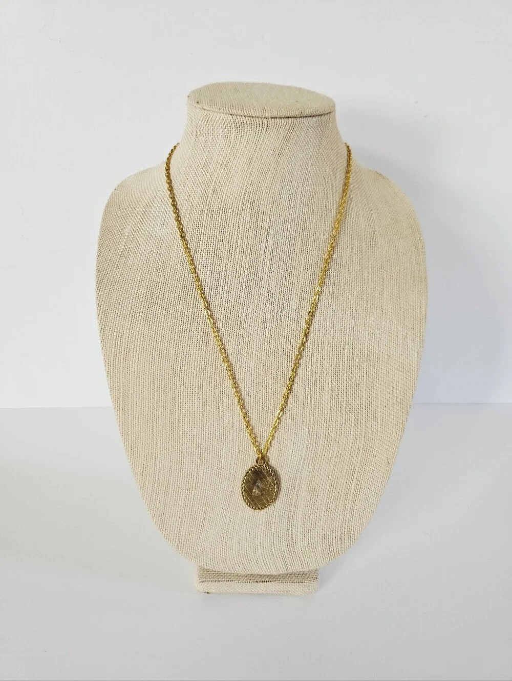 Vintage Virgin Mary Gold Tone Religious Prayer Medal Pendant Chain Necklace